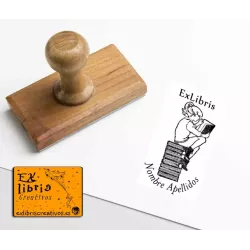 ExLibris Niña lee sentada en libros