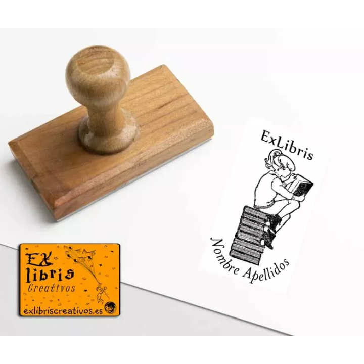 ExLibris Niña lee sentada en libros